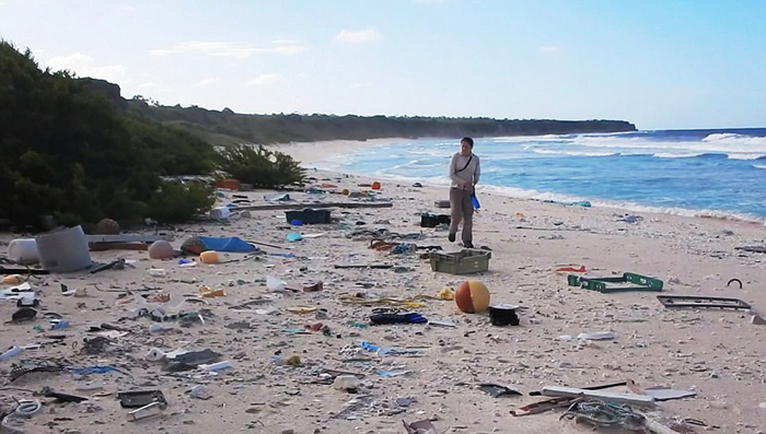 Пластиковый мусор существенно угрожает экологии острова.