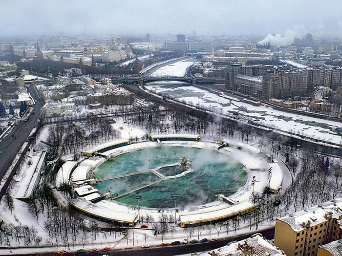 Бассейн Москва зимой.