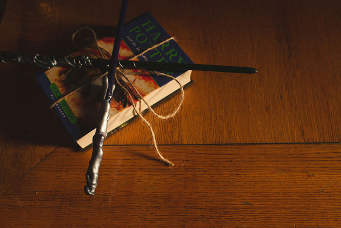 Книга о Гарри Поттере вместо подушечки для колец.