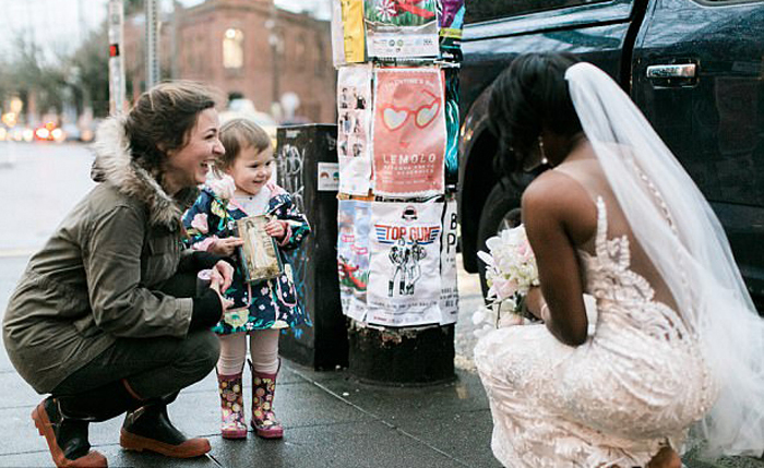 Девочка приняла невесту за принцессу. Фото: Stephanie Cristalli.
