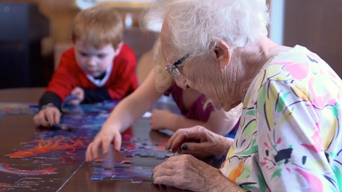 Жители дома престарелых с удовольствием занимаются общими делами с детьми.