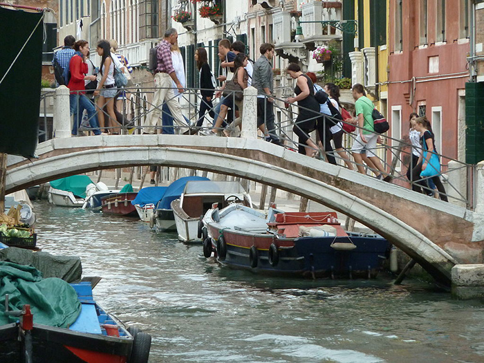 В 1600-е в Венеции мосты были без перил.