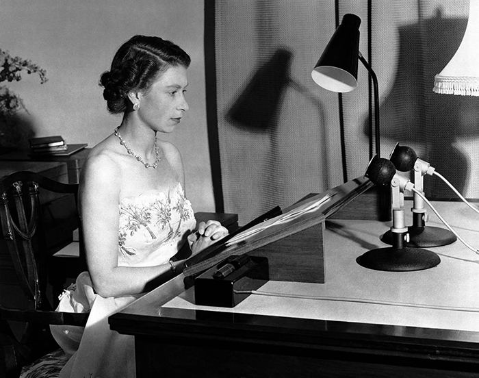 1953 год Королева Елизавета Вторая готовит свою рождественскую речь.