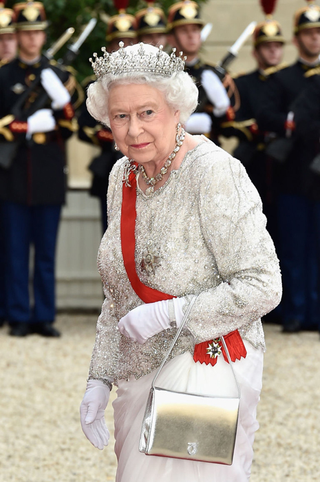 Королева позволяет себе и довольно смелые варианты сумочек.