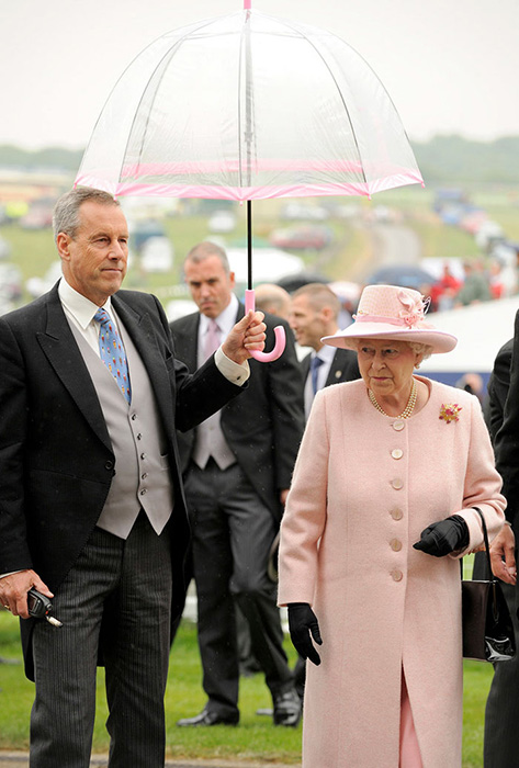 Зонтики королевы сочетаются с ее верхней одеждой.
