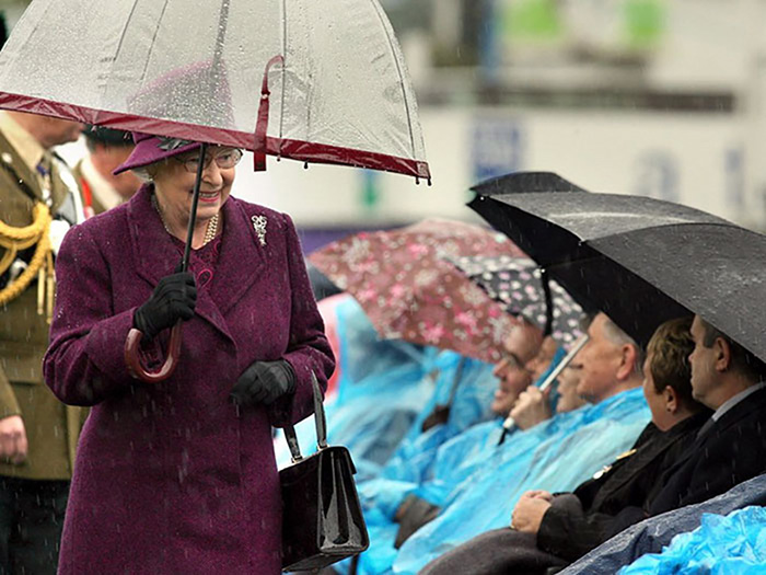 Зонтики были созданы специально для королевы.
