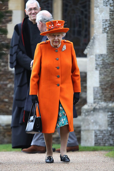 Королева Великобритании в оранжевом.