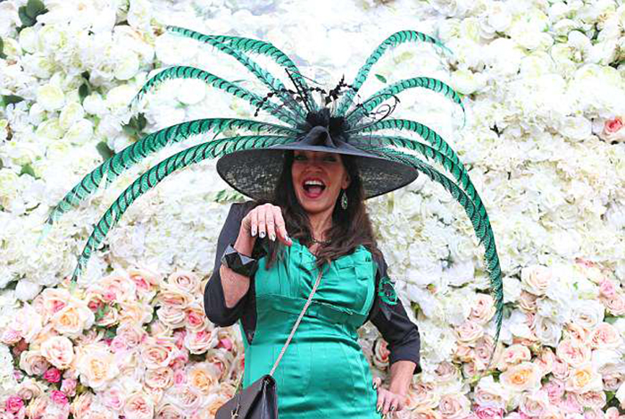 Огромные зеленые перья на шляпке, сочетающиеся с элегантным нарядом сделали эту женщину звездой мероприятия.