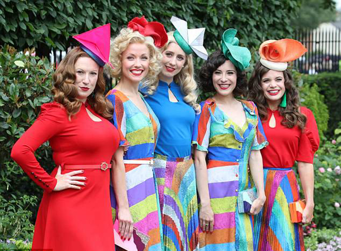 Радужные мотивы: многоцветная палитра нарядов, ретро-стиль причесок группы девушек, которые нарядились в стиле 1940-х гг.