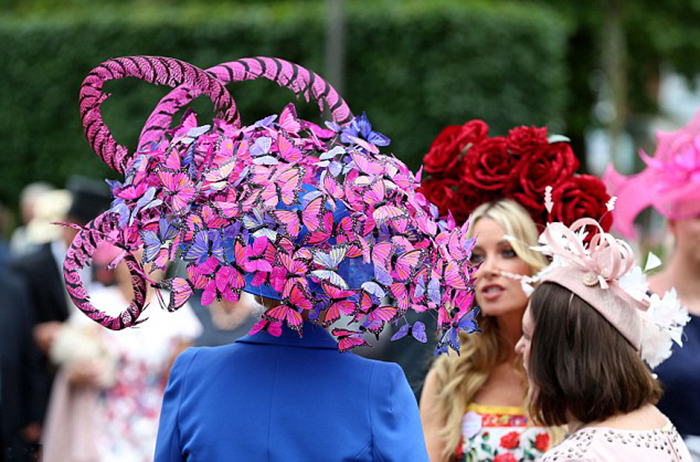 Эффект бабочки: Наталья Тутус пришла на мероприятие в огромной шляпке, которую она создала собственноручно. 