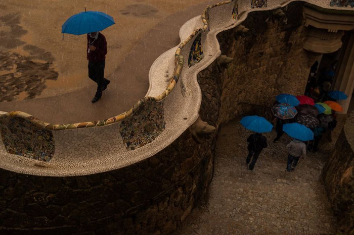Встреча голубых зонтов в Барселоне. Автор фото: Radu Mihai Iani.