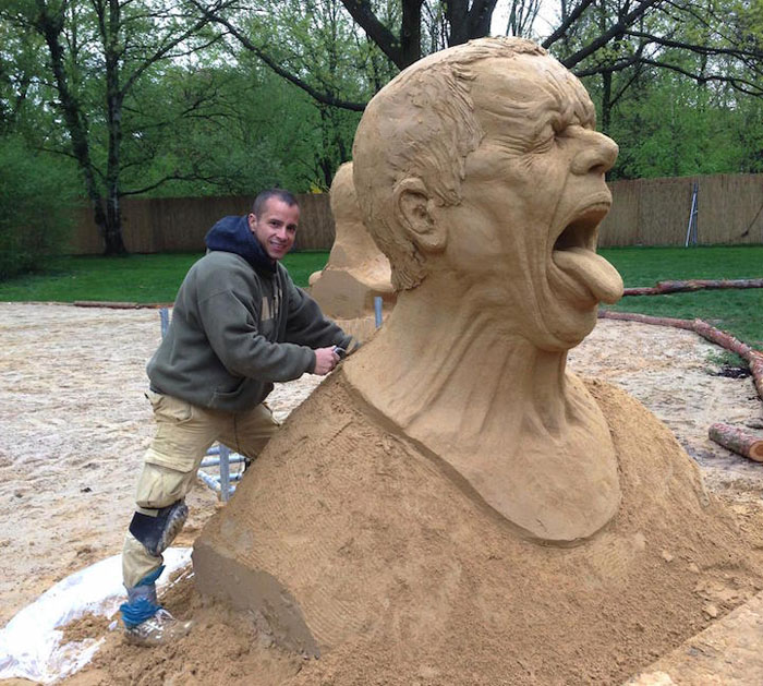 Рэй Виллафейн в процессе создания скульптуры.