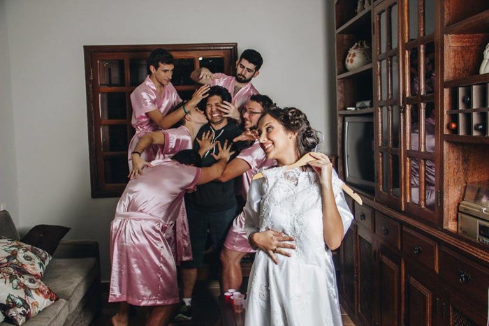 Жених не должен видеть платье невесты до свадьбы! Фото: Fernando Duque.