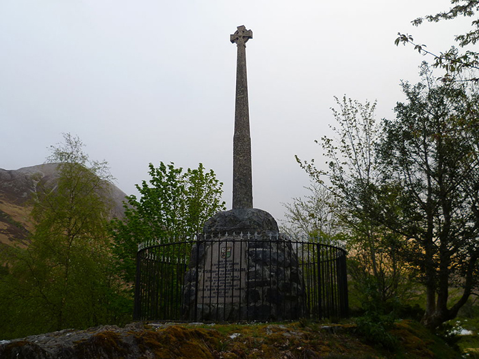 Памятник жертвам резни в Гленко.