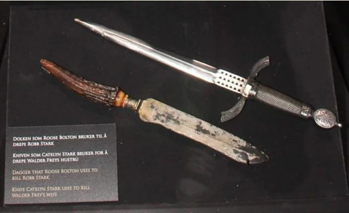 Выставочные экземпляры оружия, которое было задействовано во время съемок убийства Робба Старка и Кейтлин Старк.