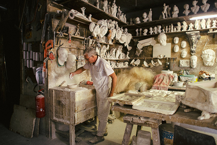 Скульптор Хуан Хосе Гарсия и сегодня продолжает делать лицо Неизвестной из Сены для декора домов.