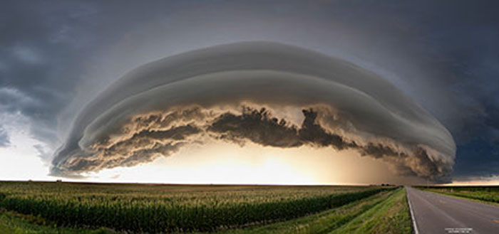 Панорамное фото штормового облака.