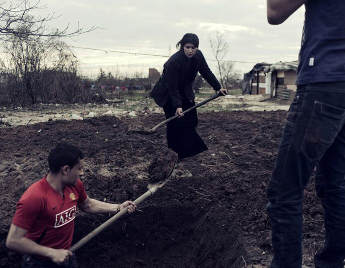 Цыгане копают яму для мусора. Фото: Adam Lach.