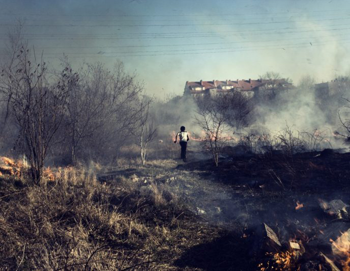 25 марта 2012 г. Огонь, устроенный местными жителями, чтобы заставить цыган покинуть это место.  Фото: Adam Lach.