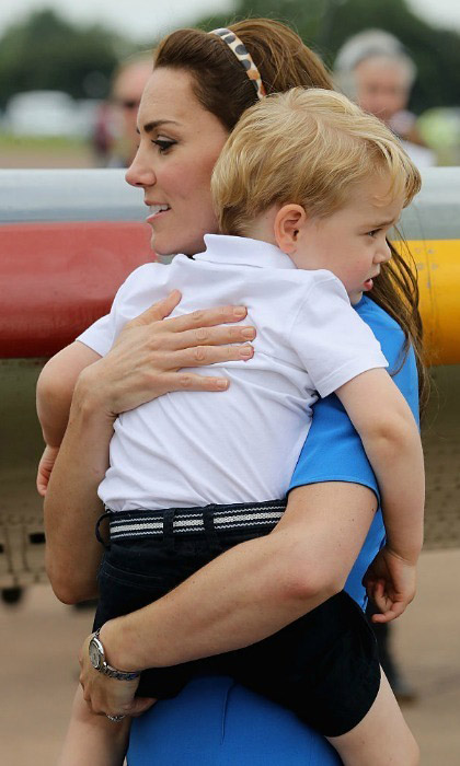 По прибытии на авиабазу Фэрфорд, принц Джордж перенервничал и заплакал. Мама Кейт обнимает сына, чтобы успокоить его.