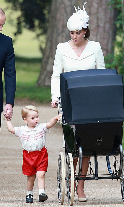 Кейт следит сразу за обоими своими детьми: Шарлотта в коляске, Джордж идет рядом за руку с папой.