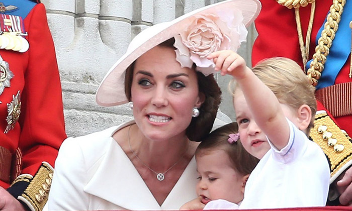 Смотри, мам! Кейт Миддлтон присела к принцу Джорджу, чтобы посмотреть, куда он показывает рукой. Фото: Danny Martindale.