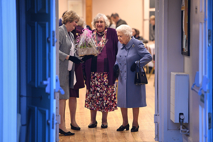 Королева покидает Sandringham Women's Institute.