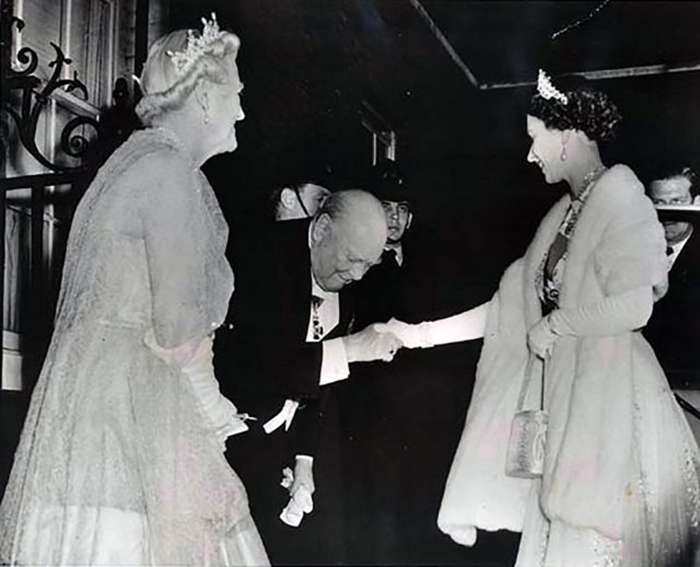 Королева Елизавета II приветствует Уинстона Черчилля в 1955 году.