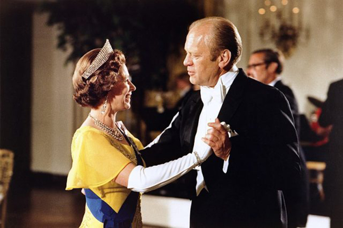 Президент Джеральд Форд танцует с королевой Елизаветой II во время ужина в ее честь, 1976 год.