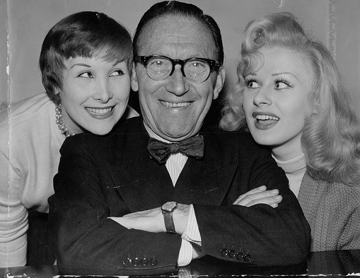 Артур Аски со своей дочерью Антеа (слева) и Сабриной в марте 1957 года.