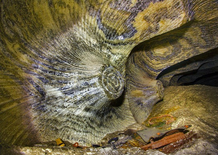 Залегающие слоями минералы придают пещере особую *психоделическую* окраску.