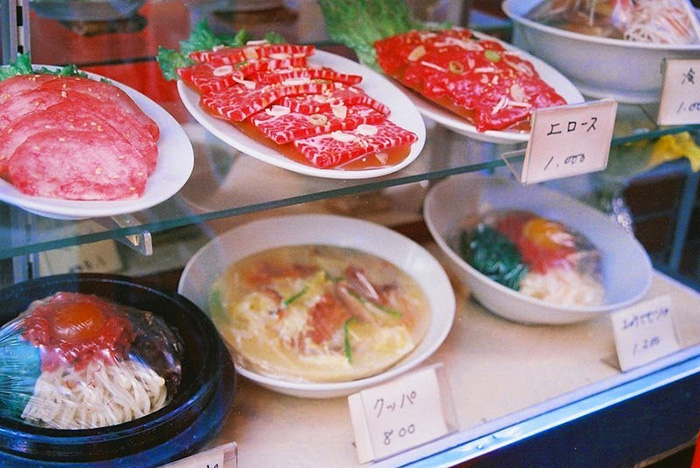 Все блюда на витринах в Японии сделаны из пластика.