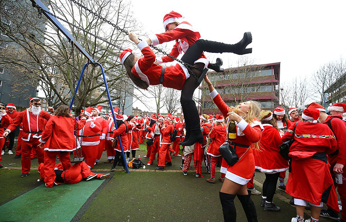 Маршрут Санта Клаусов проходил мимо детской площадки.