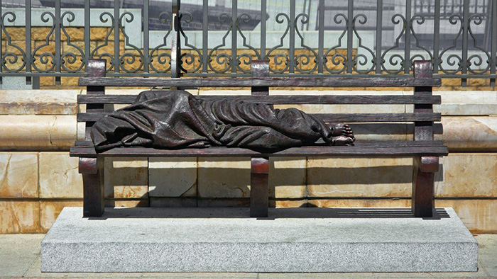 *Бездомный Иисус* перед собором в Мадриде.