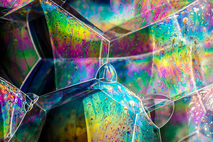 Изучение поведения структур мыльных пузырей является полезным инструментом во многих областях исследований, включая науку о материалах и то, как они сочетаются друг с другом. Фото: Kym Cox.