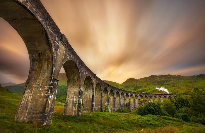 Виадук Гленфиннан - самый фотогеничный железнодорожный мост Шотландии.