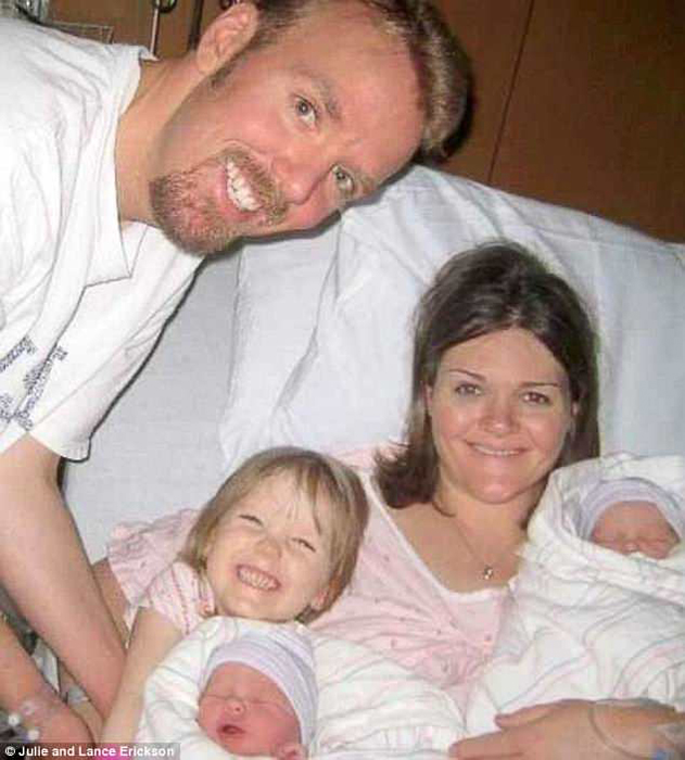 Новорожденные близнецы и старшая дочь Кейтлин.