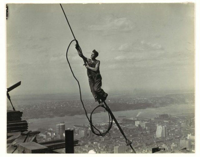 Работник, висящей на троссе. Фото: Lewis Hine.