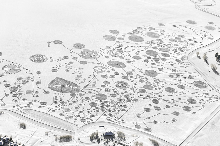 Художественная инсталляция на замерзшем озере.