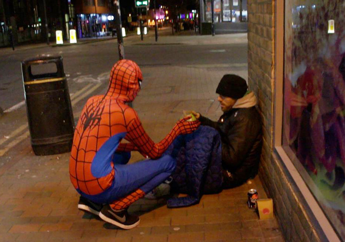 Спайдермен разносит еду бездомным людям.