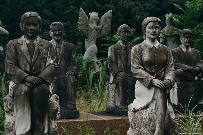 В парке есть как статуи вполне реальных людей, так и мифологических существ.  Фото: Ken Ohki/Yukison.