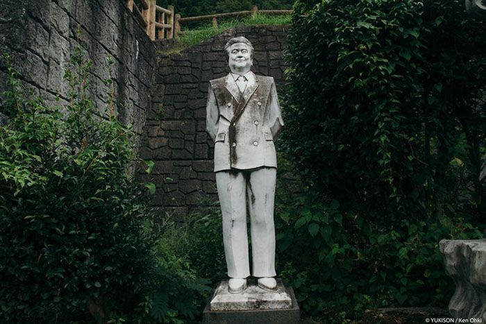 Статуя основателя парка Муцуо Фурукава.  Фото: Ken Ohki/Yukison.