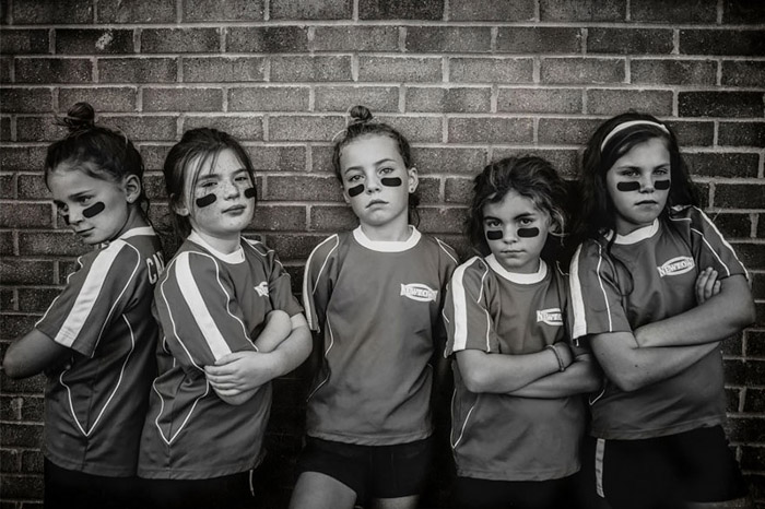 Женская команда школы по футболу.