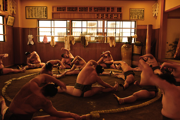 Утренние тренировки борцов сумо.