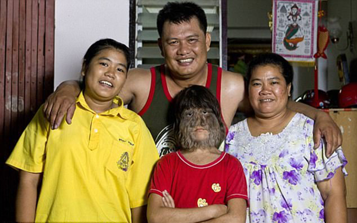 Супатра со своей семьей.