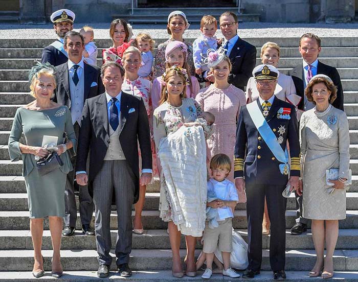 Семейный портрет шведской монархии в день крестин принцессы Адриенны.
