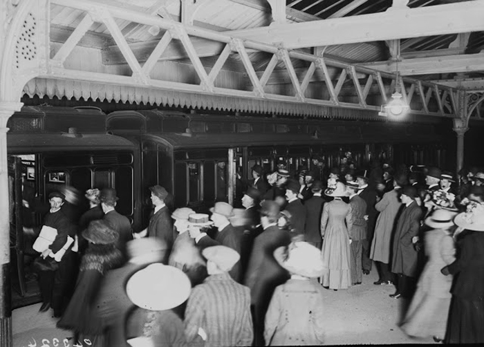 Родственники ждут на железнодорожном вокзале Саусхэмптона выживших с *Титаника*.