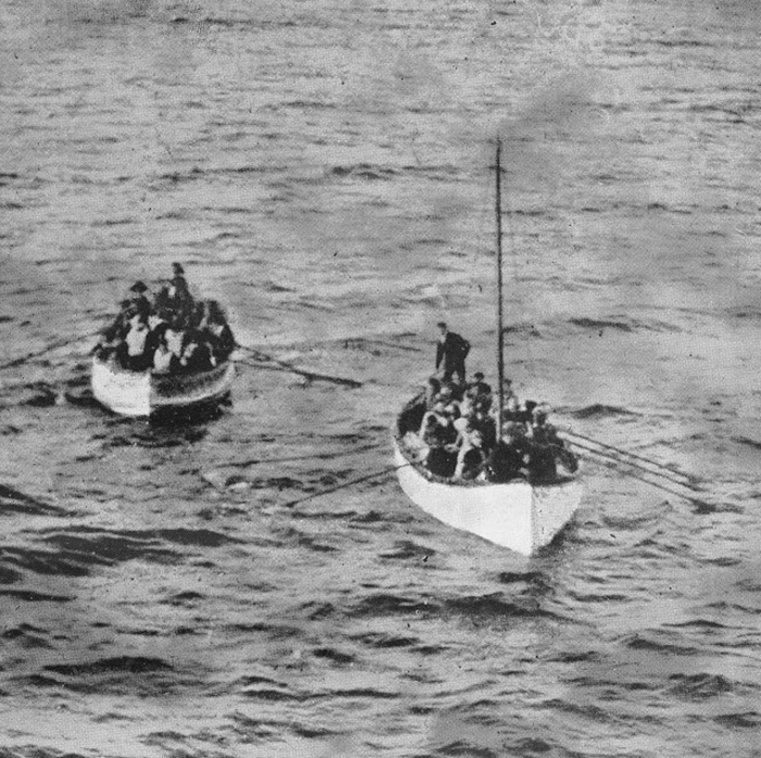 Выжившие с *Титаника* приближаются к пароходу *Карпатия*.