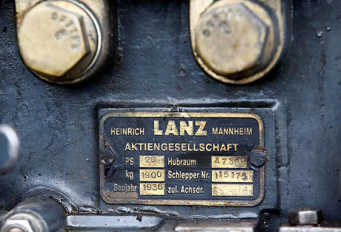Хуберт едет на тракторе Lanz Bulldog 1936 года выпуска.