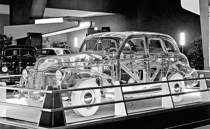 Pontiac Deluxe Six Ghost Car в выставочном павильоне. 